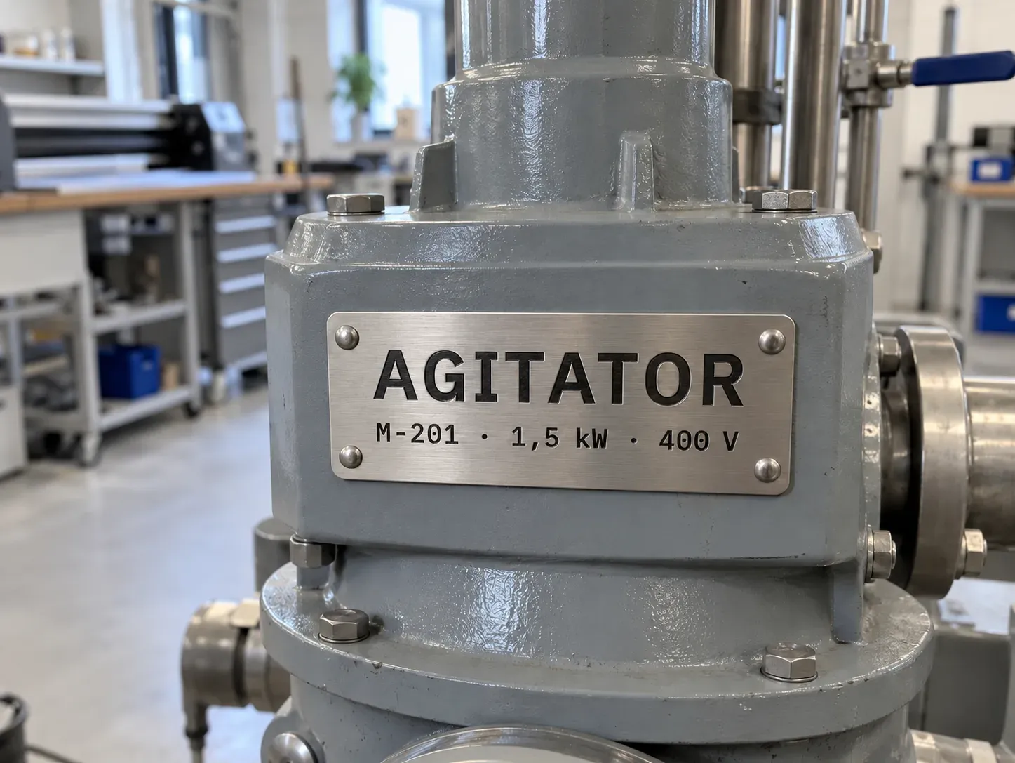 Geborsteld RVS-typeplaatje met gegraveerde tekst AGITATOR, geklonken op een grijze pomp.